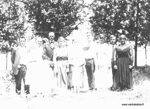 Jannes Karhulahti Amerikassa
Janne(s) Karhulahti vasemmalla, hänen tyttärensä Edna ja Evelyn edessä ja Janneksen vaimo Ida heidän vieressään. Kuva on otettu Amerikassa. Jannes meni sinne jo 1899.
Jannes käytti Amerikassa nimeä John Karhulahti. Hänen vaimonsa Ida (o.s. Pasanen) oli myös syntynyt Suomessa. Pariskunnan asuinpaikkana oli Ashtabula, Ohio. Lapsia oli kolme: poika John Jr ja tyttäret Edna ja Evelyn.
Keywords: Karhulahti Pasanen Ashtabula Ohio USA