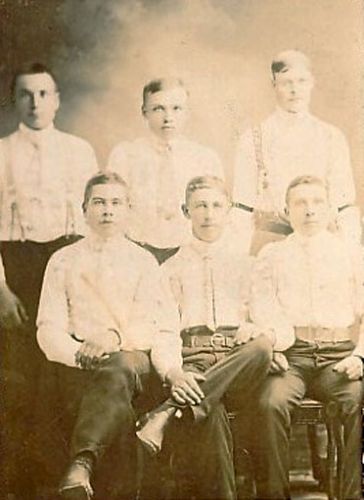 Jooseppi Hakunti Amerikassa
Jooseppi Hakunti (Hakunti 22) on ylärivissä keskellä. Muut henkilöt ovat tuntemattomia. Alarivin keskimmäinen mies voi mahdollisesti olla Kinnarilta, Ruotsalolta.
Keywords: Hakunti Kinnari Ashtabula Ohio USA