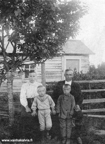 Kaupan edessä 
Jooseppi ja Hilma Hakunti ja perheen vanhimmat lapset kuvattuna Järven Antin (Järvi 25) kaupan edessä Järvellä. Vasemmalla Pentti (s. 1907), joka kuoli nuorena aivokalvontulehdukseen ja Armas (s. 1905). (Hakunti 22)
Kuva lienee vuoden 1911 tienoilta. Kaupparakennus on nykyään Toivosen Talonpojanmuseossa.
Keywords: Hakunti Järvi