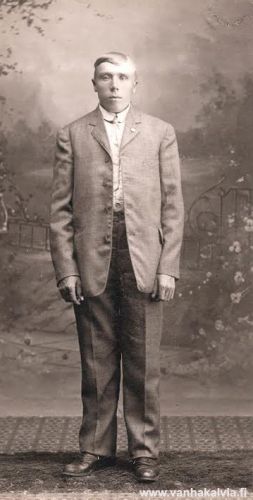 Josef Kykyri (?)
Aili Kykyrin kuva-albumista on löytynyt todennäköisesti Josef Kykyriä (s. 1877) esittävä kuva, joka on otettu samassa valokuvaamossa kuin sisarensa Hilma Kristiina Kykyrin kuva. Josef meni Amerikkaan ensimmäisen kerran 1899, palasi kotiin ja lähti uudestaan 1906. Vuonna 1920 hän asui New Hampshiressä sisarensa Frida Kykyri - Hannulan luona ja oli metsätöissä. 
Vuoden 1940 väestötietojen mukaan Josef oli työntarkkailijana naulatehtaassa. Hän oli mennyt naimisiin vuonna 1931, suomalaissyntyisen vaimon nimi oli Elsie. Asuinpaikkana heillä oli Jaffrey, New Hampshire. Josef Kykyri kuoli Peterboroughin sairaalassa 28.11.1945. (Kykyri 26)
Keywords: Kykyri Hannula USA NewHampshire Jaffrey Peterborough