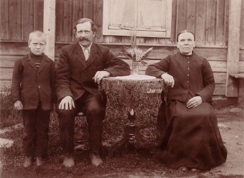 Juho ja Kaisa Lassila
Kuvassa Juho Kallenpoika Lassila (1858-1949) sekä Kaisa Abramintytär (s. Honkala, 1857-1927). Kuvan poika on Juhon nuorin lapsi Lauri Matias (s. 1904). 
Juho ja Kaisa avioituivat vuonna 1907. Molemmille avioliitto oli toinen, sillä kumpikin oli jäänyt leskeksi. (Lassila 32)



Keywords: Lassila Honkala