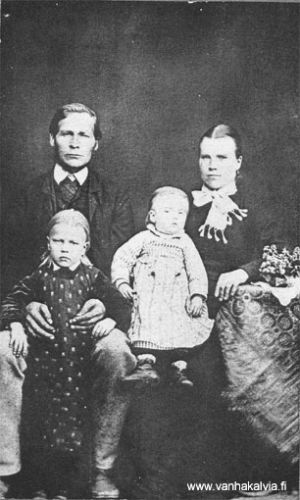 Juho ja Brita Johanna Järven perhe
Juho ja Brita Johanna Järvi lapsineen vuonna 1891.
Vasemmalla Maria Emilia (Emmi), s. 1886 ja oikealla Lilia Sofia, s. 1890.  
Keywords: Järvi