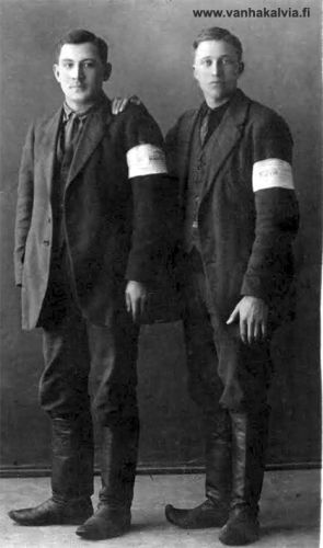 Jussi Kantoluoto ja Eino Kuusiniemi
Kuvassa vasemmalla Jussi eli Juho Kristian Kantoluoto (15.3.1895-17.8.1982, Kantoluoto 4) ja oikealla Eino Kuusiniemi (11.4.1896-10.3.1955, Matinjussi 22).
Jussi lähti Kanadaan vuonna 1924, vaimo ja tytär seurasivat vuoden kuluttua. Perhe asui Port Arthurissa (Thunder Bay). Toisen avioliiton Juho Kantoluoto solmi Laine Linnea Kolppasen kanssa. Eino Kuusiniemi lähti vuonna 1926 Australiaan, mutta palasi sieltä takaisin Ruotsalolle.
Keywords: Kantoluoto Kanada Canada PortArthur ThunderBay Kuusiniemi Matinjussi Australia Kolppanen