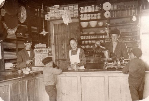 Kaupantekoa KPO:lla
Kälviän vanha KPO. Vasemmalla Vilho Karjalainen, nainen tiskin takana on mahdollisesti Linda Karjalainen (s. Salo).
Jos tunnistat muita henkilöitä, laittaisitko tiedot kuvan alle kommenttikenttään. Kiitos avustasi!
