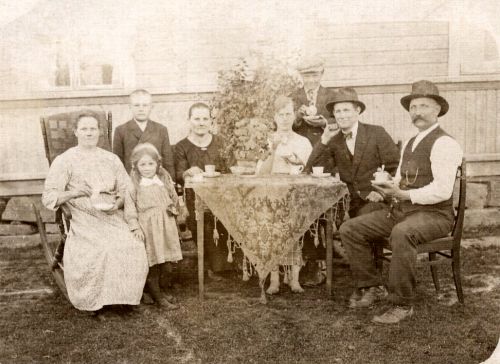 Kahvikutsut Kleemolassa 
Kuvan alle on kirjoitettu "puhemies Kleemolan väkiä 1923" sekä nimet: Betta, Irja, Huugo, Tekla, Aarni, Toivo, Kauno, Alfred. 
Betta (Elisabet, s. Tikkanen) ja Alfred olivat Kauno Kleemolan vanhemmat (Kleemola 28).
Keywords: Kleemola Tikkanen