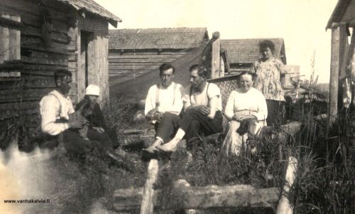 Kalamajalla Konkenkarissa 
Konkenkari oli Järviläisten kalaranta ja Rytikari taas Matjussilaisten ja Krunnissa kalastivat purjeiden aikakaudella molemmat. Todennäköisesti kuva on Konkenkarista.
Kuvan henkilöitä ovat Hilma ?, Aatu Järvi ja Mamma. Mamma on Matjussin mamma eli Hilma Matinjussi (o.s. Paasiala, 1863-1938, Matinjussi 19). Kuka on toinen Hilma? Karissa Karhulahen Jussin emäntä oli Hilma ja Matjussin tyttö (Matjussi 20), mutta todennäköisesti on joku muu Hilma? Entä muut miehet ja poika? Aatu Järvi (Järvi 23) lienee Matjussin mamman vieressä istuva mies.
Keywords: Matinjussi Järvi Paasiala 