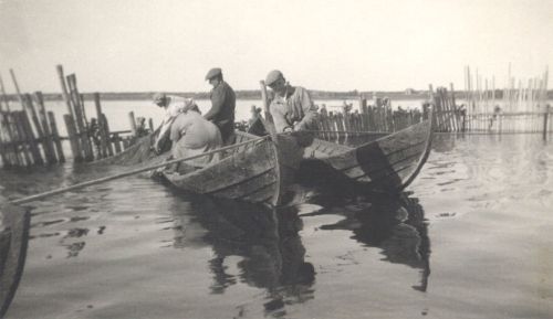Kalastajia
Ketä ovat kalastajat ja missä heidät on kuvattu? Ei merellä varmaankaan. Olisiko kuva Laksonjärveltä? Tai ehkä Isoltajärveltä, Ruotsalosta?

