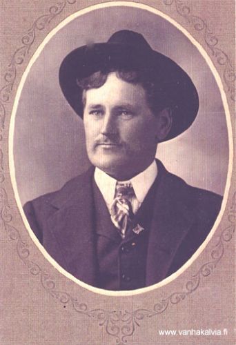 Kalle Heikkilä 
Kuvassa on Kalle Tobiaanpoika Heikkilä (Heikkilä 16, s. 1873). Kalle lähti Amerikkaan vuonna 1892, mutta palasi takaisin Suomeen vuonna 1905. 
Seuraavana vuonna hän muutti vanhempiensa kanssa Lohtajalle.
Kuva on todennäköisesti otettu Amerikan vuosina. Kalle oleskeli mm. Astoriassa, Oregonissa.
Keywords: Heikkilä Astoria Oregon USA