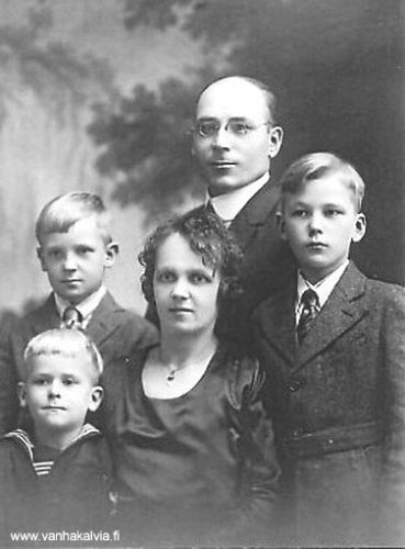 Kalle Järvi perheineen Amerikassa
Kalle Kallenpoika Järvi (s. 1882) lähti Amerikkaan vuonna 1902 ja jäi sinne pysyvästi. Hän avioitui siellä Annie Nasin (luultavasti Näsi) kanssa ja pariskunnalle syntyi kolme poikaa. Vanhin Carl oli syntynyt Astoriassa, Oregonissa, keskimmäinen Alvar Kanadassa ja nuorin Raymond Duluthissa, Minnesotassa. Kalle Järvi työskenteli kirjapainossa.
Keywords: Järvi Duluth Minnesota USA