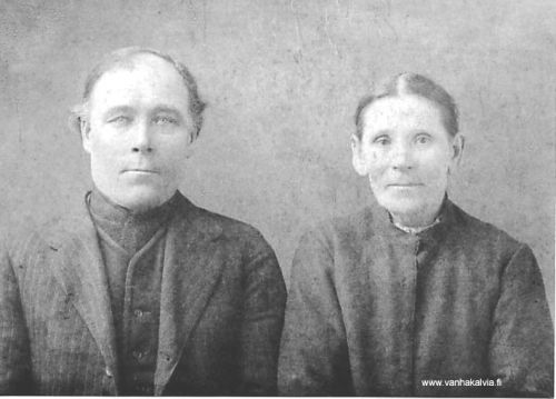 Kalle ja Maria Järvi
Kalle Antinpoika Järvi ja Maria Tobiaantytär Heikkilä. Pariskunta asui Järvellä punaisessa talossa, jonka pääty oli tielle päin (Järvi 23, Juuret Kälviällä s. 660). Talo oli nurkittain Jannes Järven talon kanssa (Järvi 22, Juuret Kälviällä s. 659-660). Kallelle ja Marialle syntyi 11 lasta, joista yksi kuoli pienenä. Lapsista kolme lähti siirtolaisiksi Yhdysvaltoihin ja yksi Kanadaan.
Keywords: Järvi Heikkilä