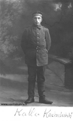 Kaarlo (Kalle) Karhulahti
Kalle eli Kaarlo Väinö Karhulahti (1898-1998, Karhulahti 26) lähti Amerikkaan 25-vuotiaana vuonna 1923. Suuntana oli Ashtabula, Ohio, jossa asui vanhempi veli Jannes (John Karhulahti). Kaarlo jäi pysyvästi Ohioon ja eli siellä pitkän elämän, lähes 100-vuotiaaksi. 

Kaarlo oli poikamies ja työssä rautateillä hitsaajana. Toisen maailmansodan aikana hän oli myös armeijan palveluksessa. Tarkempia tietoja ei palvelusajasta ole, mutta hänet on haudattu veteraanien hautausmaalle, paikkakunta on North Kingsville, Ohio.


Keywords: Karhulahti USA Ohio Ashtabula 