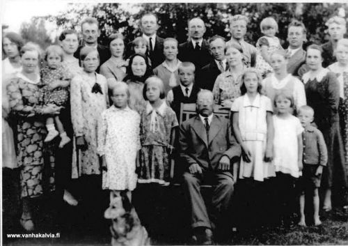 Kalle Peltolan 70-vuotisjuhlat
Kalle Peltolan 70-vuotisjuhlia vietettiin 29.7.1931 (Penttilä 37 Peltola).
Miehet takana vas. Oskari Siirilä (Siirilä 20), Antti Vähähyyppä (Vähähyyppä 12), Otto Nurila (Nurila 28), Sulo Peltola (s. 1903, Penttilä 37), Kalle Peltola (s. 1889, Penttilä 37), Peltolan päivämies Tauno.

Toinen rivi ylhäältä vas. Helmi Kivilehto, Kerttu Pauha (s. Siirilä), Nelma Vähähyyppä (s. Peltola, Peltola 37, Vähähyyppä 12), sylissä Sinikka Vähähyyppä, Lempi Nurila (s. Peltola, Peltola 37, Nurila 28), Lauri Koskela (Koskela 20).

Kolmas rivi ylhäältä vas. Vilma Koskela (s. Siirilä, Siirilä 20, Koskela 19), sylissä Sirkka Vähähyyppä, Ilse Nurila (Nurila 28), huivipäinen Kallen sisko Marjaana Siirilä (1858-1931, s. Järvenautio 11, Siirilä 20), Heikki Nurila (Nurila 28), Helvi Koskela (s. Peltola, Peltola 37, Koskela 20), Mandi Kuhanen, Tyra Peltola (s. Hamren, Peltola 37), Vilma Ojanperä (s. Peltola, Peltola 37, Mattila Kauppala).

Edessä vas. Anni Nurila (m. Riippa, Nurila 28), Maire Vähähyyppä (m. Herrala), Kalle Peltola (1861-1941, Peltola 37), Helena Vähähyyppä (m. Fält), Aura Vähähyyppä (m. Rehn), Mauri Kuhanen.

Keywords: Peltola Siirilä Vähähyyppä Nurila Kivilehto Koskela Ojanperä Riippa Herrala Fält Rehn Kuhanen Autio  