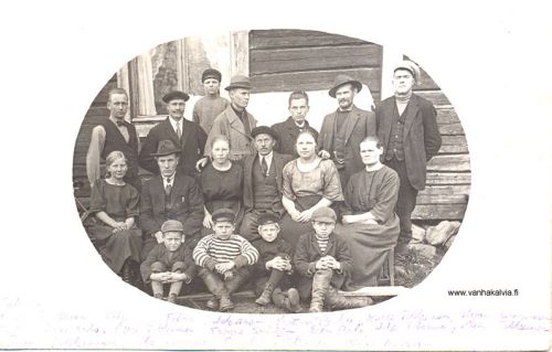 Kallenniemellä
Takana vas. Kondrad Rantala, Uuno Tikkanen (Tikkanen 28), Viljo ?, Vilho Tikkanen (Tikkanen 25), Valtteri Porko (Saarihaka 1), Kalle Tikkanen (Tikkanen 27), Uuno Laasanen (Mäntyharju 2).
Kesk.vas. Laina Salo (Salo 15), Otto Tikkanen (Tikkanen 26 ?), Tyyne Sankari (Pirkola 25), Eetu Palo (Kangas 23), Iida Telisuo, Mari Tikkanen (Tikkanen 26)
Edessä vas. Taimi Tikkanen (Tikkanen 26), Otto Korvela (Korvela 3), Pauli Tikkanen (Tikkanen 28) ja Martti Korvela (Korvela 3)
Kallenniemi on Tikkanen 21.
Keywords: Rantala Tikkanen Porko Laasanen Salo Sankari Palo Porko Telisuo Korvela