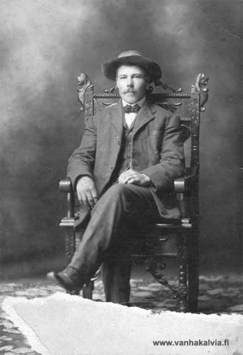 Kalle eli Charlie Palola Amerikassa ?
Kuvan taakse on kirjoitettu "Kalle-setä". Henkilö näyttäisi olevan Kalle Charlie Palola (s. 05.11.1884 - 22.01.1939, Palola 3). Kuva on löytynyt Kallen sisaren Hilma Syrjälän albumista. Kalle Palola meni Amerikkaan vasta 16-vuotiaana heinäkuussa vuonna 1900. Tunisian-laivan matkustajaluettelossa iäksi on merkitty 18 vuotta. Matkustajaluettelon mukaan matkaseurana olivat Ida Heikkilä (myöh. Kurtti, 26.10.1876-07.02.1963, Heikkilä 17) ja Hilma Johanna Palola (03.09.1881-02.07.1969, Palola 2). Idan ja Hilman asuinpaikaksi tuli Oregon. Kalle asettui Minnesotaan, työskenteli tehtaassa ja avioiduttuaan Maria Rebecca Johansonin (1892-1926) kanssa hän hankki oman farmin. 
Keywords: Palola Cloquet Minnesota  USA  Syrjälä Heikkilä Johanson 