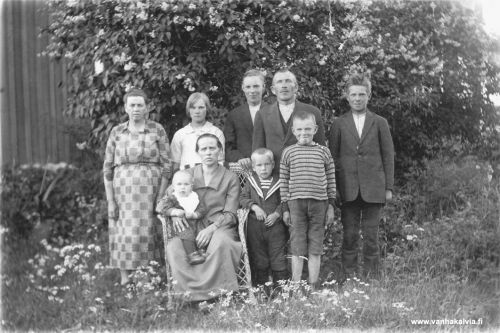Kallisen perhe 1926
Kallisen perhe kuvattuna Kälviän Mikkolassa vuonna 1926. Vasemmalla on perheen äidin sisar, Lovisa Long Amerikasta käymässä. Hänen vieressään Elli, Ilmari, isä-Rikhard ja oikealla Uuno. Edessä äiti-Ruusan sylissä Olavi, sitten Paavo ja Veikko. Perhe oli vasta muuttanut Toholammilta Kälviälle. (Mikkola 24)
Keywords: Kallinen Kiviaho Mikkola Toholampi Long Gardner Worcester Massachusetts USA