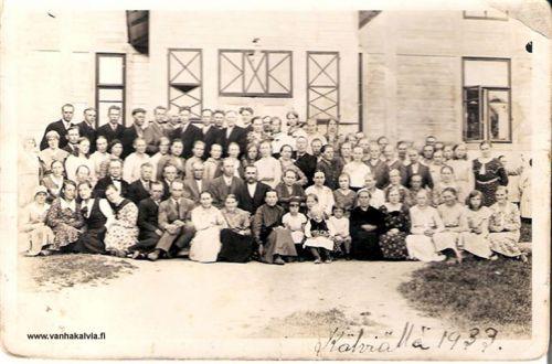 Kälviällä 1933
Alarivissä 6. vasemmalta Ilmari Hilli. Toisessa rivissä 7. vasemmalta Jalmari Hilli ja hänen vaimonsa Jenny Hilli kolmannessa rivissä 8. oikealta. (Hilli 19)
Martta Hilli (heidän naapurinsa) toisessa rivissä 10. vasemmalta (Hilli 23).
Kuva on luultavasti Siion-seurakunnan kesäjuhlilta.
Keywords: Hilli