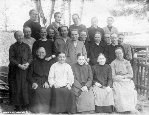 Kälviäläisiä naisia 
Ylärivi vas. Iida Nurila (s. Kotkamaa, Nurila 27), Ingrid Tuunala (s. Salo), Hilja Rimpioja (Rimpioja 25), Esteri Pirkola (Pirkola 27), Maria Pirkola (Pirkola 24). 

Keskirivi vas. Johanna Hietala (s. Rytikangas, Hietala 16), Maija Hietala (s. Kolppanen, Hietala 17), Alma Mäkelä (s. Tiala, Mäkelä 35), Hilma Korpijärvi, Lempi Nurila (s. Peltola, Nurila 28), Amanda Porko (s. Salo, Saarihaka 1), Sofia Mäkelä (Mäkelä 32), Kaisa Lovisa Mäkelä (Mäkelä 33), Hilma Salo (s. Vuolle, Salo 15), Hilma Mäkelä (s. Nurila, Mäkelä 30), Helmi Toivonen (s. Nyman, Kykyri 30).

Edessä vas. Tilda Kumpunen (s. Vehniä, Anttila 6), Edla Langelin, Lovisa Mäkelä (s. Porkola, Aapantuvan tummu, Mäkelä 26),  Edla Porkola (Porkola 25), Lilja Tuunala (s. Pernu, Tuunala 28).


Keywords: Nurila Tuunala Rimpioja Pirkola Hietala Mäkelä Korpijärvi Porko Salo Toivonen Kumpunen Langelin Porkola Kotkamaa Salo Rytikangas Kolppanen Tiala Peltola Salo Vuolle Nyman Vehniä Pernu 