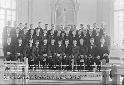 Kälviän rippikoulupoikia 
Suurin osa kuvassa olevista pojista on syntynyt 1945.
Keywords: Moilanen Harju Korpijärvi Myllykangas Parpala Kivelä Passoja Seppälä Kangas Karhulahti Pyy Leppäkari Ojala Nissi Pietilä Asujamaa Hakunti Koittola Niemi Kuorikoski Lehtola Peuraharju Jylhä Hietala Haapaniemi Viitasaari Santalo Pihlajakangas Isosalo