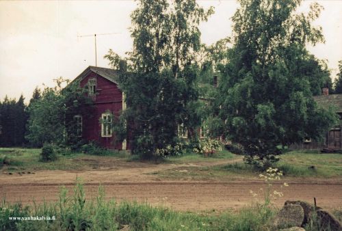 Kankaan talot juhannuksen aikaan 1974
Kankaan talot Isotupa ja Viljamin tupa tien suunnasta kuvattuna 26. kesäkuuta 1974. Kuva on otettu tien yli vanhalta navetalta päin. Etuoikealla olevien kivien kohdalla on mahdollisesti ollut vanhan vinttikaivon paikka. Kuvaajana on ollut kälviäläisjuurinen Pirkko Pöysälä.
Keywords: Kangas Pöysälä