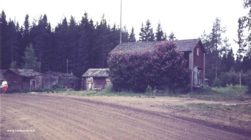 Kankaan vanha aitta tien suunnasta
Kankaan talon vanha aitta on melkein piilossa kukkivien syreenipensaiden takana. Tien suunnasta otetussa kuvassa näkyy myös vanhoja ja jo purkutuomion saaneita säilytysaittoja.
Keywords: Kangas Pöysälä