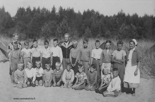 Uimaleiriläisiä Karhissa 
Uimaleiriläisiä Karhissa ehkä vuonna 1952. Mukana ainakin Esa Kallinen ja Jorma Tuomi-Nikula. Muut tunnistamatta.
Keywords: Tuomi-Nikula Kallinen 