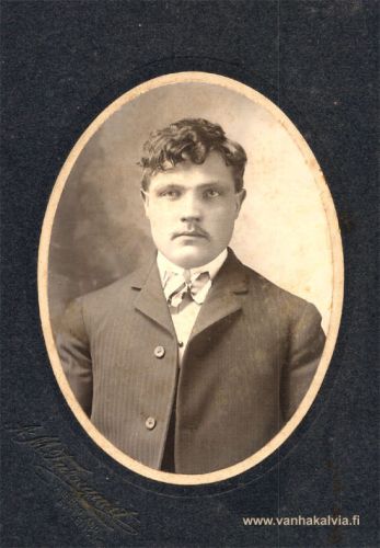 Viljami Karikka (?) Amerikassa
Kuvassa mahdollisesti Viljami Karikka (s. 1878). 
Kuvauspaikka on Hibbing, Minnesota.
Viljamin vaimo oli Ida Johanna Polvikoski (s. 1883), kotoisin Kannuksesta.

Keywords: Karikka Junkkila Polvikoski Kannus Hibbing Minnesota USA 