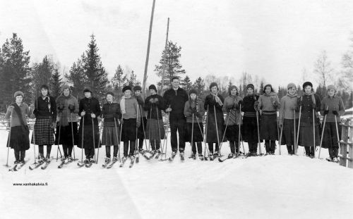 Karjanhoitokurssilaiset
Karjanhoitokurssilaiset lähdössä suksilla tutustumaan Kälviän meijeriin. Kurssin vetäjä, agronomi Kauno Kleemola keskellä. Kurssit on pidetty kirkonkylällä v. 1933. Mukana mm. Aili Holma (Kero), Esteri Hakunti (Pietilä), Kaisa Heikkiniemi (Viitasaari), Lempi Hakunti. Jos tunnistat henkilöitä, lähettäisitkö tietoja sähköpostiosoitteeseen outi.jarvi (at) gmail.com tai Vanhan Kälviän facebook-ryhmään. Kiitos avustasi!

Keywords: Kleemola Holma Kero Hakunti Pietilä Heikkiniemi Viitasaari