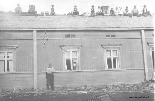 Kippon pärekattotalkoot
Pärekatto-talakuukset Kippolla.
Talkoissa katetaan Kippon Eemin taloa (Kippo 23). 
Tytöt katolla ovat sisarukset Anna Kippo - Hakunti (Kippo 26, Hakunti 22) ja Impi Kippo - Rimmi (Kippo 26, Rimmi 20). 
Tiedot: Impi Rimmi.
Keywords: Kippo Hakunti Rimmi