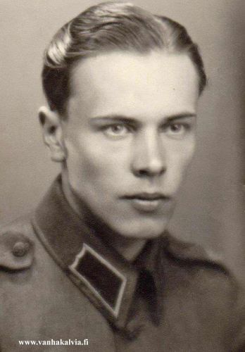 Kauko Kangas
Uuno ja Hilda Kankaan esikoispoika Kauko Kangas armeijan harmaissa. Hän suoritti asepalveluksensa Oulussa. Kuva on otettu noin 1944. (Kangas 27)
Keywords: Kangas