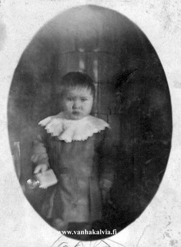 Mahdollisesti Kauko Kangas 
Kuvassa oletetaan olevan Kauko Kangas, Uuno ja Hilda Kankaan poika (Kangas 27). Kuva olisi otettu noin 1927.
Keywords: Kangas