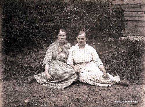 Aili Kykyrin ystäviä
Oikealla puolella istuva Kerttu on antanut kuvan muistoksi Aili Kykyrille 7.4.1921. Voisiko hän olla Kerttu Tikkanen (s. 1907, m. Ahokangas, Hilli 21)? Kuva on ehkä Jukka Hakalan ottama. Jos tiedät jotain kuvan henkilöistä, lähettäisitkö viestin Vanhan Kälviän sähköpostiin. Kiitos avustasi!
