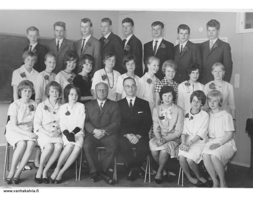 Keskikoulun päättäneet 1962
Luokanvalvoja Jaakko Muhonen ja rehtori Raimo Pirilä. Alarivi: Marja-Leena Kangas, Aura Kangas, Inka Törmänen, Jaakko Muhonen, Raimo Pirilä,  Kaarina Laukka, Sirkka Myllykangas, Sirkka Uusitalo. Keskirivi: Kaija Passoja/Tuuna, Ulla Roimela, Tuula-Riitta Riippa, Tarja Juhola, Marja-Liisa Siipola, Anna Maija Hyyppä, Pirjo Lahti, Liisa Ero, tunnistamaton, Pirjo Saarinen. Ylärivi: Jaakko Hukkanen, Kari Koskela, Hannu Kantola, Hannu Passoja, Anssi Keski-Vähälä, Pekka Wikström, Heikki Maunula ja Olavi Pajala.
