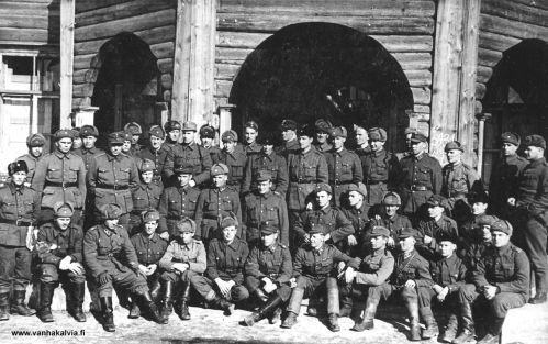 Pindusin kansakoululla 1942
I Kev. Os. 8. Pindusin kansakoululla toukokuussa 1942. Sota oli muuttunut asemasodaksi ja Kev.Os.8 oli päätetty hajottaa ja tuotu siksi Pindusiin. Vuonna 1911 syntyneet ja sitä vanhemmat miehet kotiutetaan ja nuoremmat siirretään Divisioonan toisiin yksikköihin.
Pindusi oli "kauppala" Äänisjärven pohjoisrannalla Karhumäen ja Poventsan välillä.
Kev. Os. 8. oli kälviläisiä Kalle Hukari 2. Komppaniassa ja Lauri Leppäkari sekä Esko Järvi 1. Komppaniassa. 
Keywords: Pindusi Karhumäki Poventsa 