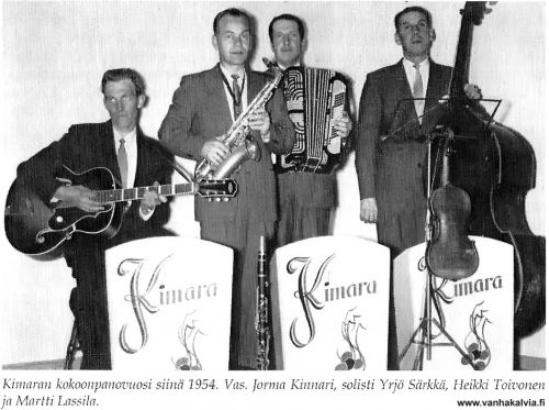 Kimara-yhtye
Kuva on julkaistu Hilli-Välikylän kyläkirjassa Ajassa taaksepäin II, Krouveja suoloja.
Keywords: Kinnari Särkkä Toivonen Lassila 
