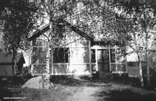 Kinnarin Aatun ja Signen tupa
Talon on rakentanut Antti Fritiof Nissilä (s. 1881, Nissilä 18). Antti meni naimisiin Signe Hakalan (s. 1890, Hakala 20) kanssa vuonna 1912. He asuivat jonkin aikaa Antin kotitalossa Nissilässä, jonka jälkeen Antti rakensi kuvassa olevan tuvan kotitilansa maille. Tähän liittyy luultavasti se muistitieto, että talon rakennusaineina olisi ollut paatti-Topon eli Tobias Matinpoika Nissilän (Nissilä 19) talon hirret, tai että Topon talo olisi siirretty Nissilän maalle. Topo oli kuollut 1909 ja asusti viimeksi Käskosken sotilastorpassa, joten ajallisesti talon tai hirsien siirtäminen sopisi. Tieto Toposta on peräisin Aatu Kinnarilta. Antti Nissilä kuoli vuosina 1918-19 riehuneeseen espanjantautiin, ja Signe jäi leskeksi. Lapsia heillä ei ollut.
Signe Nissilä jäi asumaan yksin tupaan ja avioitui vuonna 1926 Amerikan reissulta palanneen Aatu Kinnarin (1884-1976, Kinnari 25) kanssa. Aatu lähti nuorena miehenä Amerikkaan, kalasti Columbia-joella 22 vuotta, palasi sitten Ruotsalolle  ja samana vuonna hän meni naimisiin Signen kanssa. Signe oli tikkari, joka kutomakoneellaan valmisti kyläläisille  villapaitoja ja -housuja ym. tarpeellista vaatetavaraa. 
Talo sijaitsee nykyään Poroluodossa, jonne se siirrettiin jäitä pitkin. 
Keywords: Kinnari Hakala Nissilä Astoria Oregon USA 