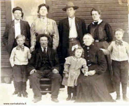 Leander ja Loviisa Kippon perhettä
Leander (1853-1919) ja Loviisa (1854-1936, s. Järvi) istuvat keskellä. Takarivin hattupäinen mies on heidän vanhin poikansa Juho Alfred (1878-1962). Alfred oli 4-vuotias, kun muutto Amerikkaan tapahtui. (Kippo 15)
Kippon perhe asui ensin Midway-nimisellä paikkakunnalla Minnesotassa, mutta vuonna 1914 he muuttivat Pearson-nimiselle paikkakunnalle Washingtonin valtioon.

Keywords: Kippo Järvi Midway Minnesota Pearson Washington USA 