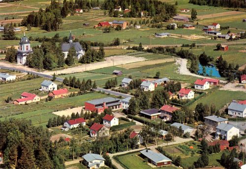 Ilmakuva Kälviän keskustasta 1970
Kuva on otettu kesällä 1970. Tarkin tunniste löytyy Eevi ja Pirkko Rimpiojan talon, nykyisen Myllytie 5, perustusvaiheesta. Rimpiojat muuttivat uuteen kotiin jouluksi 1970.

Kirkon etupuolella oleva peltosarat olivat aikaisemmin ns. Vähähyypän numeroa ja olivat Sulo Mattilan omistuksessa. Kuvassa siihen on alettu rakentaa seurakunnan parkkialuetta. Peltosarkojen joenpuolipäähän rakennettiin vuonna 1971 seurakuntatalon ensimmäinen vaihe. Vähähyypän sarkojen etupuolella olevat pellot olivat Hyypän Kallentuvan maata  Antti ja Anni Roimelan talon tonttiin saakka. Peltoja viljelivät viimeksi Ahti ja Mauno Hyyppä. Kyseiselle palstalle rakennettiin Kälviän Virastotalo noin 1976.  Myös Roimelan talo purettiin tuolloin virastotalon tieltä.

Kuvassa näkyy lisäksi  mm. Kälviän Siion-seurakunnan lisärakennus, joka vihittiin käyttöön mainittuna vuonna 1970. Samoin kuvassa näkyy Elmeri Hietaharjun vanha talo, joka paloi talvella 1972.

Kälviäjoen takana näkyvä punainen tupa, ns. Hyypän mäkitalo, oli  myös Hyypän Kallentuvan omistuksessa. Mäkitalo purettiin 1970-luvun lopulla. Joen varrella näkyvä rantasauna oli puolestaan Hyypän Matintuvan ulkosauna. Matintuvassa asui viimeksi Eino Koskelan leski Martta Koskela sekä vuokralaisia. Hyypän Matintupa tunnetaan parhaiten prof. Lucina Hagmanin syntymäkotina ja se  toimii nykyisin Kälviän Marttakotina.

Simukkalan alue on vielä täysin rakentamaton. Ensimmäiset talot tulivat sinne n. 1977-78. Simukkala sijaitsee Mikkolan talon vasemmalla puolella. 


