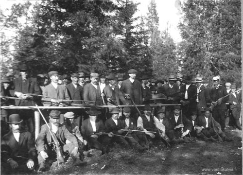 Ampumakilpailut Kälviällä n. 1910
Ampumakilpailut Kälviällä Umpisuon radalla. (Umpisuo on Ridantien varressa). 
Tunnistetut: Seisomassa, 4. vasemmalta N Kotka, 5. Jalmari Pernu (Pernu 38, JK II s. 349), 6. Valfrid Raitala (Saxell 2, JK ll s.379), 7. Matti Runttujärvi (Saha 1, JK II s. 377), 8. Josef Heikkilä (Heikkilä 18, JK ll s. 651).
Keywords: Kotka Pernu Raitala Saxell Runttujärvi Heikkilä