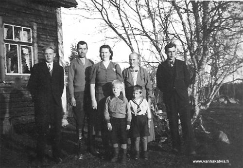 Vierailulla Hietakankaalla
Evert Kotkajuuren Aino-sisaren pojat Martti ja Vilho Kivilehto (Yritys 6) vierailulla Hietakankaalla Kotkajuuren perheen luona. Kuva on otettu ennen sotaa, 1930-luvun lopussa. Martti Kivilehto kaatui Kannaksella 14.6.1944.
Vasemmalta lähtien Martti Kivilehto (1919-1944), Evert Kotkajuuri (1882-1942), Hellin Kotkajuuri (s. 1917), Evertin vaimo Fanny Kotkajuuri (1882-1965) ja Vilho Kivilehto (s. 1915). Edessä luultavasti Evertin veljen Teodorin poika Timo Perttu Kotkajuuri (1930-1973, Yritys 8) sekä Harri Viitala. 
 

Keywords: Kotkajuuri Kivilehto Viitala