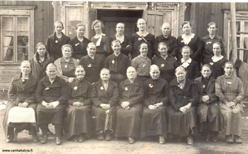 Äitienpäiväjuhlat Kleemolankylässä 1934-35
Edessä vas. Ellen Kuorikoski, Hilma Lento, Matilda Honkala, Maija Liisa Korpijärvi, Emmi Korpijärvi, Alma Korpijärvi, Anna-Liisa Honkala, Emma Kleemola, Hilda Korvela
Kesk. vas. Senja Hautamäki, Betta Kleemola, Lilja Korpijärvi, Emilia Uusimäki, Helmi Tikkanen, Aino Lindell, Impi Korpijärvi, Senni Korpijärvi
Takana vas. Esteri Korpijärvi, Lilja Kuorikoski, Anni Korpijärvi, Vieno Korpijärvi, Lyyli Honkala, Aina Korpijärvi, Iida Telisuo ja Tyyne Into.
Keywords: Kuorikoski Honkala Korpijärvi Kleemola Korvela Hautamäki Tikkanen Telisuo Into Lento Lindell Uusimäki 