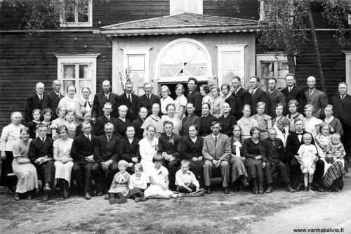 Häät Koittolassa
Hääväki kuvattuna Koittolassa, Pikku-Penttilässä 10.6.1936. Hääpari Annikki Härö ja Auno Koittola. (Penttilä 41 Pikku-Penttilä)
Morsian Annikki Härö oli kotoisin Merijärveltä. Sulhasen vieressä istuvat morsiamen vanhemmat, Lilja Härö ja seuraavana Janne Härö, joka oli Merijärven pitäjäpoliisi. Janne Härön vieressä on mahdollisesti Eine Härö, joka muutti myös Kälviälle ja avioitui Valto Lahden kanssa keväällä 1941 (Kinnari 27). AnnikKi Koittolasta tuli isänsä tavoin poliisi ja hän palveli Seinäjoella eläkeikään saakka. Auno Koittola lähti jo ennen sotia Amerikkaan, eikä hän enää palannut pysyvästi Suomeen.

Keywords: Koittola Härö Lahti Merijärvi Seinäjoki USA 