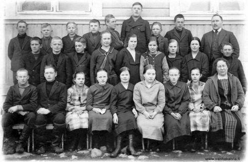 Kirkonkylän koululaiset 1926 tai 1927
Elli Kallisen (Mikkola 24) koulukuva kirkonkylän koululta v. 1926-1927. Opettajina Matti Karhulahti (Karhulahti 25) ja Hilda Madetoja. 
Edessä vas. Pauli Junkkila, Aimo Salo, Eeva Penttilä, Saimi Vähähyyppä, Helvi Marttila, Ollikainen?, Sylvi Pernu, Kaisu Penttilä ja opettaja Madetoja.
Keskellä vas. Kaino Koskela?, Aatto Salo, tunnistamaton, Mari Hukari, Mirja Hirvi, Sisko Hautala, Elli Kallinen, Sisko Marttila ja Veikko Pernu.
Takana vas. Ahti Asujamaa?, tunnistamaton, Olavi Nissi, Vilho Koittola, Veikko Kykyri?, Pentti Hietala, Martti Mäkelä, Kaino Roimela ja opettaja Karhulahti.

Jos tunnistat henkilöitä, lähettäisitkö tietoja osoitteeseen vanhat.kuvat@vanhakalvia.fi 
Kiitos avustasi!

Keywords: Kallinen Karhulahti Madetoja Asujamaa Nissi Koittola Kykyri Hietala Mäkelä Roimela Salo Hukari Hautala Pernu Marttila Junkkila Penttilä Vähähyyppä Ollikainen Hirvi Koskela 