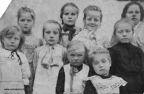 Koulutyttöjä sadan vuoden takaa
Ensimmäinen oikealla Ida Karikka (m. Toivonen, s. 1896, Karikka 24). Toinen oikealta on Jenny Muhonen (m. Junnila, s. 1898, Karikka 25) ja viides oikealta Helli Keiski (m. Källström, s. 1903, Keiski 18). 
Jos tiedät jotain kuvaan liittyvää, lähettäisitkö tietoja osoitteeseen outi.jarvi (at) gmail.com. Voit myös ottaa yhteyttä Kälviän kotiseutuyhdistykseen. Kiitos avustasi!
Keywords: Karikka Toivonen Muhonen Keiski Källström