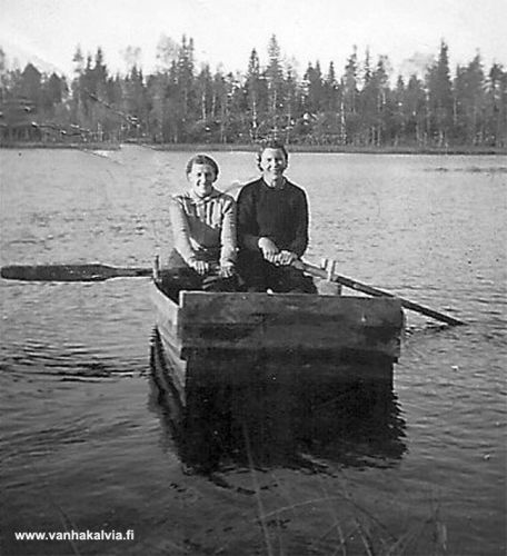 Soutelemassa Iso-Köyrisellä
Köyrisjärvi eli Iso-Köyrinen sijaitsee Kälviän Välikylän ja Alavetelin rajalla. Sinne menee metsätie Hietakankaalta. Kylän nuoriso vietti siellä aikaansa 1930-luvulla mm. soutelemalla. Öykässä oikealla puolella Hilda Kotkajuuri (Hietakangas 4) ja vieressä Toini Rautomäki (myöh. Roimela, Satokoski 3).
Keywords: Kotkajuuri Hietakangas Rautomäki Roimela