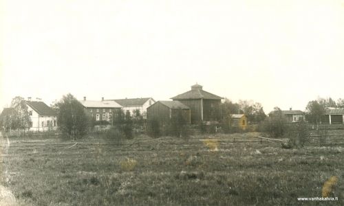 Kruunupuojinmäki v. 1921
Kälviän Osuuskaupan/Kruunupuojin mäki v. 1921. 
Kuvan takana teksti:  "Puistolassa asuttiin v. 1922-23."

