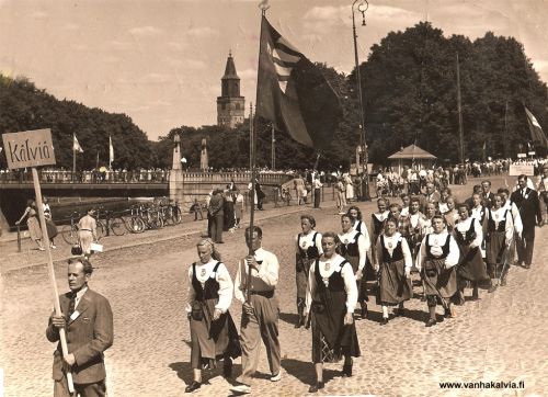 Kulkue Turussa
Nuorisoseurojen suvipäivillä 1950-luvun alkupuolella. 
Kälviä-merkkiä kantaa Anton Nikula, lippua kantaa Matti Penttilä, viimeisenä takarivissä Pentti Koskela ja Jooseppi Porkola (pitkä tummapukuinen).
Keywords: Nikula Penttilä Koskela Porkola 