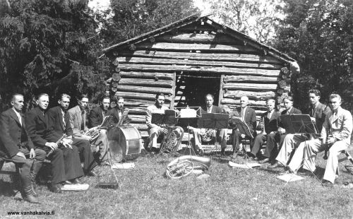 Kunnarinpauhassa 1938
Suojeluskunnan soittokunta esiintymässä siviiliasussa kesäjuhlilla  Kunnarinpauhassa. Vuosi on 1938.  
Kuvassa vas. Into Asujamaa (joht.), Veikko Kuorikoski, Pauli Tikkanen, Matti Koskela, Aimo Syväjärvi, Ahti Asujamaa, Veikko Hyyppä, Heikki Nurila, Eino Huhtala, Lauri Hautamäki, Pentti Maajärvi, Erkki Hauhtonen ja oik. Yrjö Särkkö.



Keywords: Asujamaa Kuorikoski Tikkanen Koskela Syväjärvi Hyyppä Nurila Huhtala Hautamäki Maajärvi Hauhtonen Särkkö 