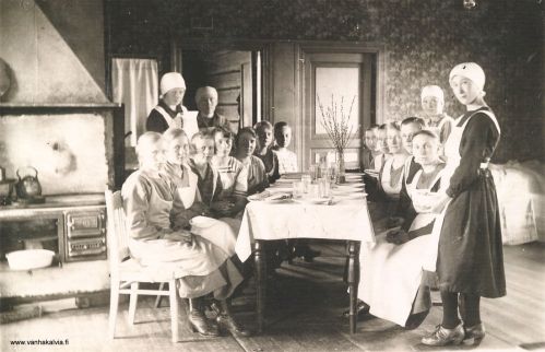 Ruotsalon tyttöjä kurssilla
Edessä vas. istumassa Impi Rimmi (s. Kippo, s. 1903). Anna Hakunti (s. Kippo, s. 1904) istumassa vas. rivin päässä. Toinen oikealla istuu Aili Ingalsuo (myöh. Isohanni, Ingalsuo 27). Pöydän vas. puolella 4. istuu Viivi Niemi (s. 1908, m. Englund, Pietilä 29) ja oik. puolella istumassa pöydän päästä päin 3. Lyyli Lehto (s. 1897, Pietilä 25).  
Muita tyttöjä ei ole tunnistettu. Kurssi on pidetty pääsiäisen aikoihin, koska kukkamaljakossa on pajunkissoja. Pöytä on katettu Fritijof Ingalsuon (Ingalsuo 28) taloon ja kyse on Hulda Nuotion pitämästä keittokurssista. Kuva on vuoden 1924 paikkeilta.


Keywords: Hakunti Kippo Rimmi Ingalsuo Isohanni Pietilä Lehto Niemi Englund Nuotio  