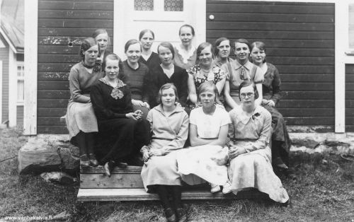 Kutomakurssilaiset 1933
Kutomakurssi on pidetty Lääkärinmäellä vuonna 1933. Opettajana Inkeri Pernu. Kurssilaiset riveittäin vasemmalta lukien: 
Takarivi: Helmi Salo, Sally Mäkelä (Mäkelä 35), Elli Tuunala (Tuunala 27)
Keskirivi: Vilma Lassila (Lassila 34), Irja Nissi (m. Mäkelä, Nissi 38), Kamilan rouva, Inkeri Pernu (Pernu 49), Elli Kallinen (Mikkola 24), Aune Hietala (Hietala 17), Alli Ojanperä (Mattila, Kauppala), Kaino Koittola (m. Järvinen, Penttilä 41).
Eturivi: Edessä vas. Anna Mäkelä (Mäkelä 32), Kreeta Hyyppä (m. Särkkö) ja Elsa Ruokoja (m. Kallinen, Ruokoja 23).

Keywords: Pernu Salo Mäkelä Tuunala Lassila Nissi Kamila Kallinen Hietala Ojaneprä Koittola Hyyppä Särkkö Ruokoja 