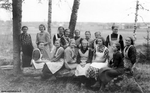 Kutomakurssilaiset 1938
Kutomakurssit on pidetty Lääkärinmäellä Elsa Junnolalla. Vuosi on 1938 ja opettajana Kaija Sivonen. Kuvaaja Riku Junnola. Elmi Nissi tunnisti kuvan henkilöitä. Suluissa myöhempi sukunimi. Kuvan kurssilaiset vasemmalta lähtien:
Ylärivi: opettaja Kaija Sivonen, Kaino Koittola, Siiri Parantala, Elmi Pirkola (Nissi), Toini Kippo (Asujamaa), Saimi Toivonen (Koittola), Maija Hyyppä (Järvi), Maiju Laine (Myllykangas)
Eturivi (istumassa): Eeva Kaukovaara, Elli Kallinen, Alli Vähähyyppä (Salo), Vappu Pernu (Nurila), Helena Vähähyyppä (Fält), Hilkka Nissi (Aho), Ilse Nurila.

Keywords: Sivonen Junnola Koittola Parantala Pirkola Kippo Toivonen Hyyppä Laine Kaukovaara Pernu Vähähyyppä Nurila Aho Fält Myllykangas Järvi Asujamaa Salo Nissi Asujamaa Kallinen Fält